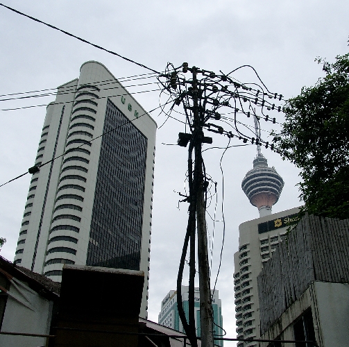 Kuala Lumpur, R/Malaysia/Album2KL/Bild2-1.htmlsiger Urwaldbaum mitten in der Stadt